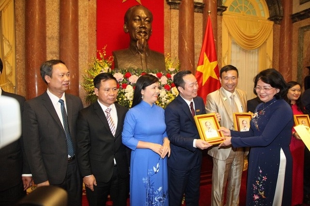 Phó Chủ tịch nước trao Kỷ niệm chương cho các nhà giáo dục nghề nghiệp tiêu biểu