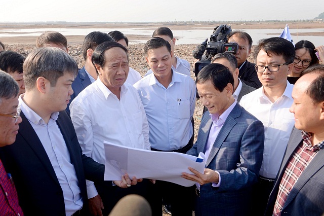 Ông Lê Văn Thành, Ủy viên Trung ương Đảng, Bí thư Thành ủy, Chủ tịch HĐND TP Hải Phòng cùng lãnh đạo Tập đoàn Geleximco kiểm tra tiến độ thực hiện Dự án Khu du lịch Đồi Rồng (quận Đồ Sơn).