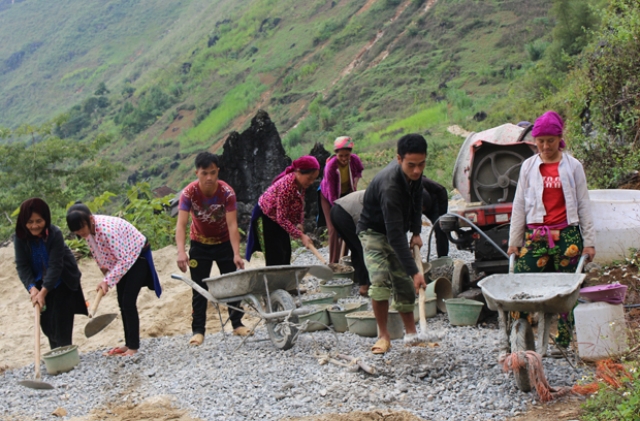 Chính quyền địa phương và người dân xã Quản Bạ nỗ lực góp công, góp cửa làm đường liên thôn (Ảnh: Internet)