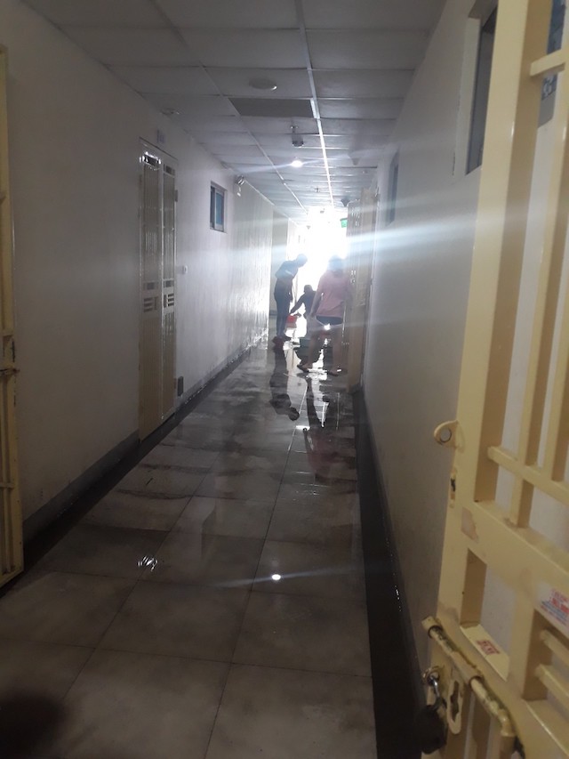 Nước chảy lênh láng từ trong nhà đến ngoài sảnh