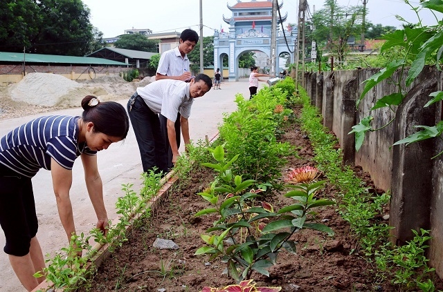 Ban Công tác Mặt trận thôn La Thạch, xã Đan Phượng, huyện Đan Phượng giám sát việc xây dựng đường hoa tại địa phương. Ảnh: Bá Hoạt