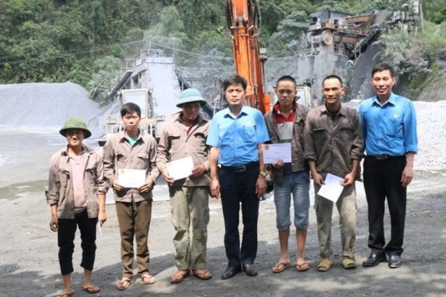 Trao quà cho công nhân lao động có hoàn cảnh khó khăn của HTX Lâm Thành