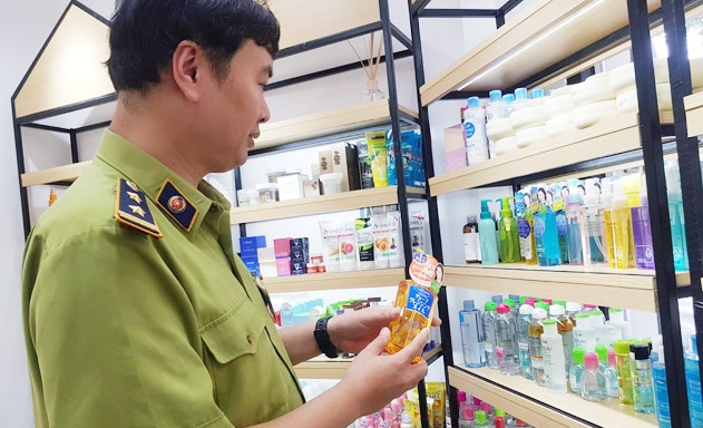 Quản lý thị trường kiểm tra các cửa hàng buôn bán mỹ phẩm