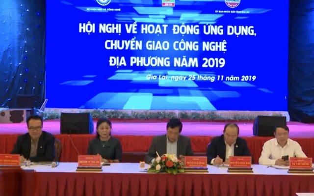 Chủ tịch Liên minh HTX Việt Nam Nguyễn Ngọc Bảo (thứ hai từ phải qua) tại Hội nghị