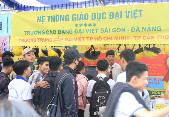 Đại diện cơ sở giáo dục nghề nghiệp hướng dẫn, tư vấn học sinh, sinh viên về ngành nghề, việc làm