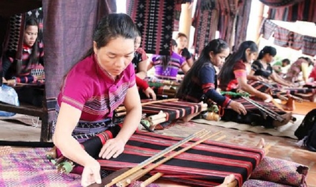 Nghề dệt zèng phát triển nhờ HTX do nghệ nhân Mai Thị Hợp đứng đầu