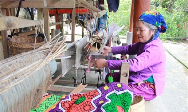 Nghệ nhân dân gian Hoàng Thị Nhật