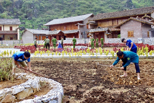 Cán bộ và chiến sỹ trên địa bàn huyện Mèo Vạc giúp bà con tăng gia, sản xuất