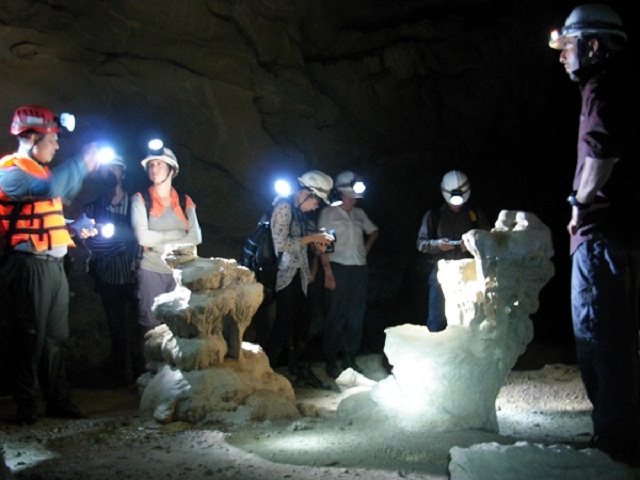 Du khách thám hiểm động Tú Làn