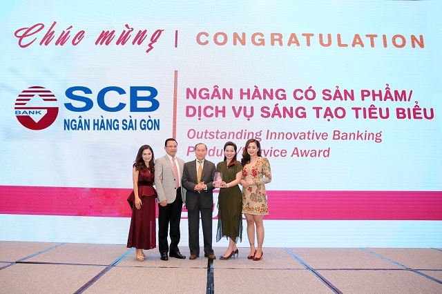 Đại diện SCB nhận giải thưởng Ngân hàng có sản phẩm dịch vụ sáng tạo tiêu biểu năm 2019 cho sản phẩm thẻ tín dụng quốc tế S-Care.