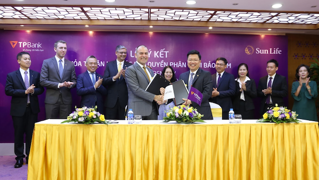 TPBank và Sun Life bắt tay chúc mừng ký kết thỏa thuận hợp tác