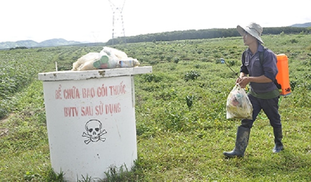 Thu gom rác từ vỏ thuốc bảo vệ thực vật được một số xã ở tỉnh quan tâm