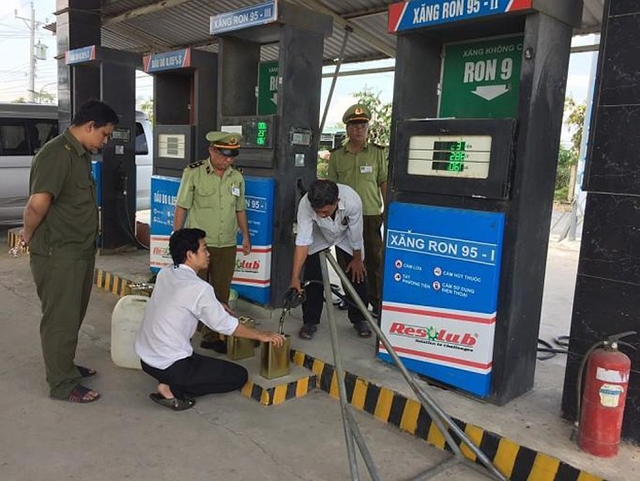 Các lực lượng QLTT tăng cường kiểm tra các cây xăng