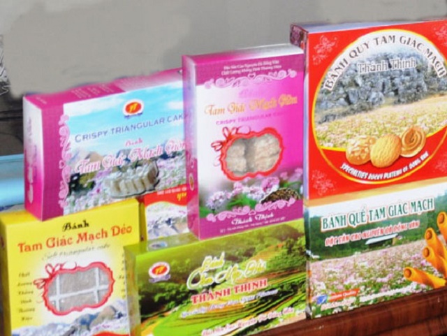 Bánh tam giác mạch do HTX sản xuất