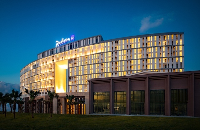 Radisson Blu Resort là khu nghỉ dưỡng mang cảm hứng thiết kế bản địa mộc mạc pha trộn hài hòa nét đương đại