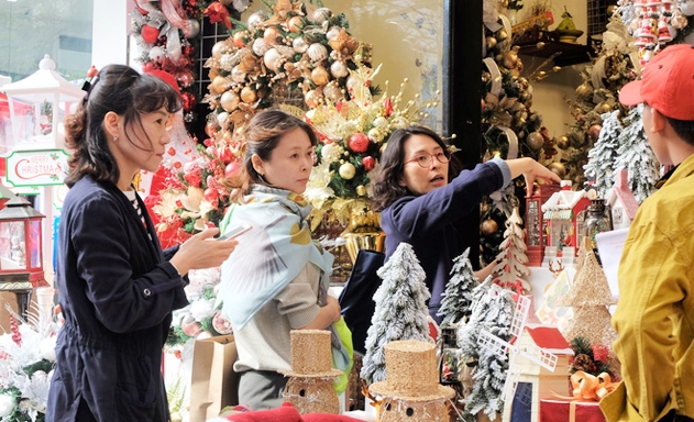 Không khí mua sắm đồ trang trí Giáng sinh đã bắt đầu sôi động tại phố Hàng Mã