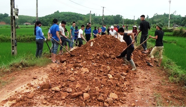 Đoàn viên thanh niên góp ngày công để san nền, đào rãnh thoát nước