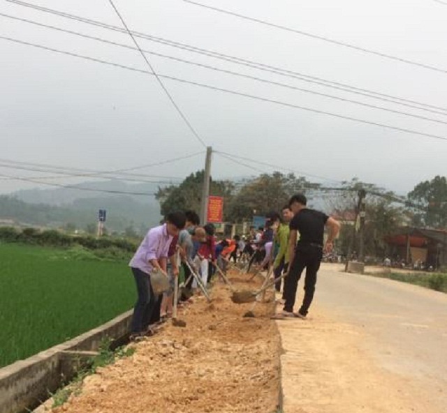 Cán bộ và nhân dân xã Thiện Kế chủ động trong việc đắp lề đường