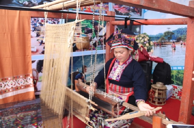 Chị Lò Thị Viên cần mẫn bên khung cửi truyền thống của dân tộc