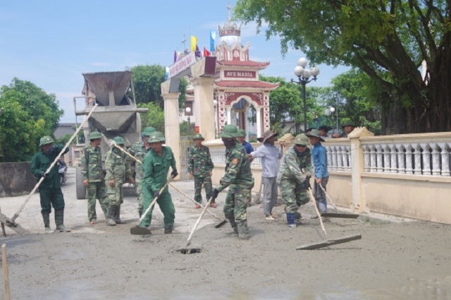 Cán bộ, chiến sỹ BĐBP Hà Tĩnh cùng nhân dân xã Kỳ Hà, thị xã Kỳ Anh làm đường giao thông nông thôn. Ảnh: Minh Toàn