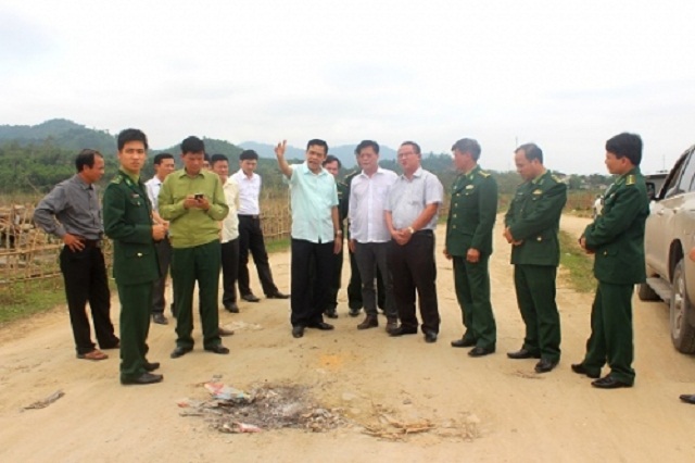 Đại tá Võ Trọng Hải - Chỉ huy trưởng BĐBP Hà Tĩnh đến động viên và kiểm tra công tác xây dựng NTM tại xã Sơn Kim 2, huyện Hương Sơn