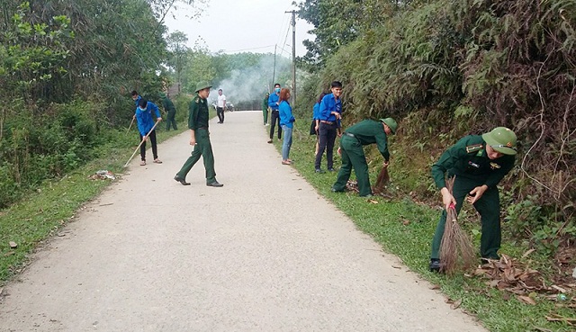 Cán bộ, chiến sĩ Đồn Biên phòng Bắc Sơn phối hợp với đoàn viên, thanh niên xã Bắc Sơn dọn vệ sinh môi trường trên địa bàn.