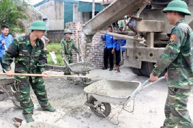 Cán bộ chiến sỹ Đồn Biên phòng Bắc Sơn giúp xã xây dựng đường bê tông