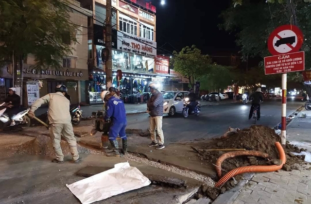 Đường vừa trải nhựa xong, lại đào lên để chôn đường điện