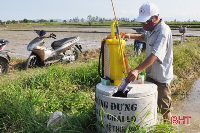 Hội Nông dân thị xã Hồng Lĩnh triển khai lắp đặt các hố chứa rác thải và tuyên truyền nâng cao ý thức của người nông dân trong việc bảo vệ môi trường.
