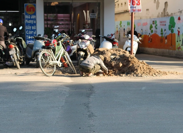 Đống đất được đào lên không được dọn dẹp gây cản trở giao thông, phần hoàn trả mặt đường là gờ giảm tốc độ
