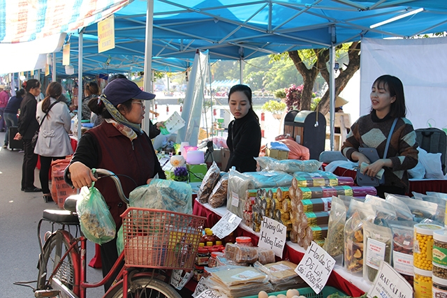Các đặc sản vùng miền được bày bán tại phố đi bộ Trịnh Công Sơn