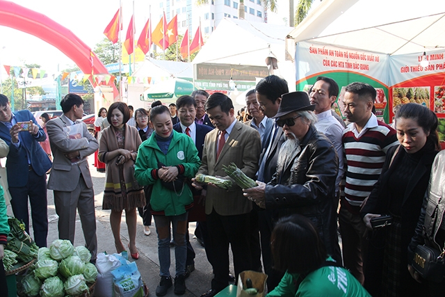 Các đại biểu thăm gian hàng nông sản