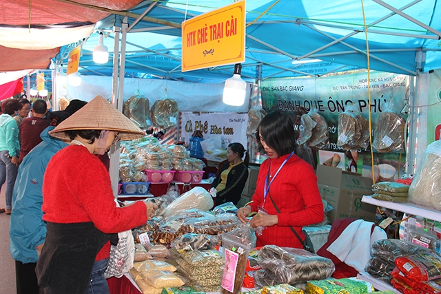 Đặc sản của HTX ở Bắc Giang được trưng bày, giới thiệu tại phố đi bộ Trịnh Công Sơn