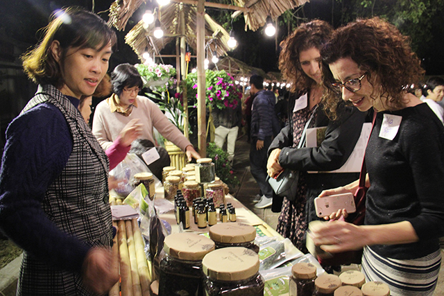 Các gian hàng trưng bày, giới thiệu sản phẩm của phụ nữ dân tộc ở Sơn La và Lào Cai tại Bảo tàng Lịch sử (Hà Nội) thu hút khách nước ngoài tham quan