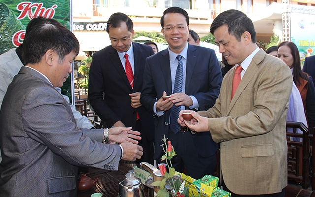 Phó Chủ tịch Liên minh HTX Việt Nam Nguyễn Văn Thịnh, Phó Chủ tịch UBND tỉnh Thái Nguyên Dương Văn Lượng trao đổi về các sản phẩm OCOP