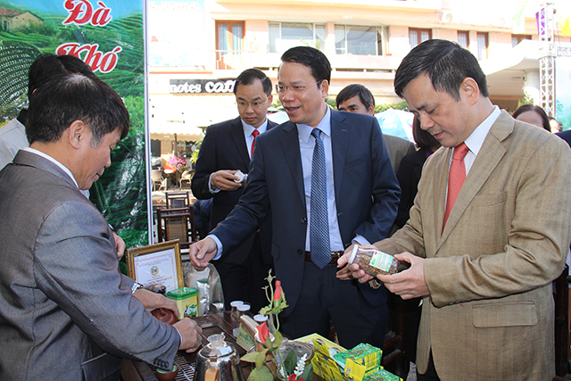 Phó Chủ tịch Liên minh HTX Việt Nam Nguyễn Văn Thịnh, Phó Chủ tịch UBND tỉnh Thái Nguyên Dương Văn Lượng trao đổi về các sản phẩm OCOP