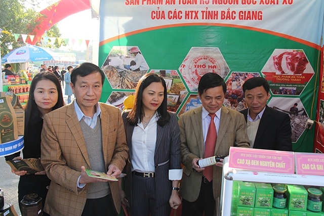 Phó Chủ tịch Nguyễn Văn Thịnh thăm gian hàng của HTX Bắc Giang