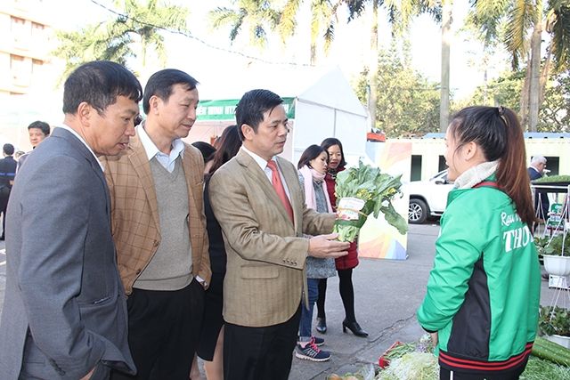 Phó chủ tịch Nguyễn Văn Thịnh tham quan gian hàng nông sản