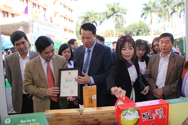 Phó chủ tịch Liên minh HTX Việt Nam Nguyễn Văn Thịnh và Phó chủ tịch UBND tỉnh Thái Nguyên