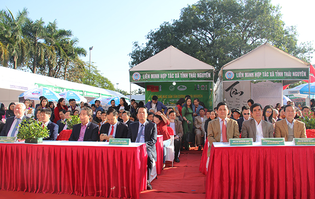 Phó Chủ tịch Liên minh HTX Việt Nam Nguyễn Văn Thịnh và các đại biểu tham dự khai mạc tuần lễ trưng bày sản phẩm