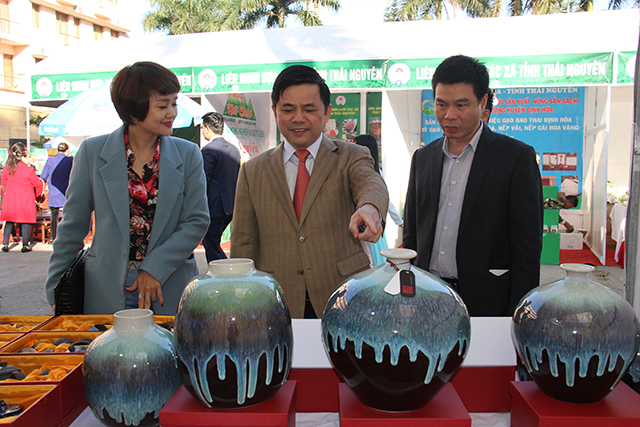 Phó Chủ tịch Nguyễn Văn Thịnh thăm gian hàng của Liên minh HTX Hà Nội