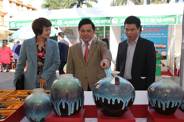 Phó Chủ tịch Nguyễn Văn Thịnh thăm gian hàng của Liên minh HTX Hà Nội