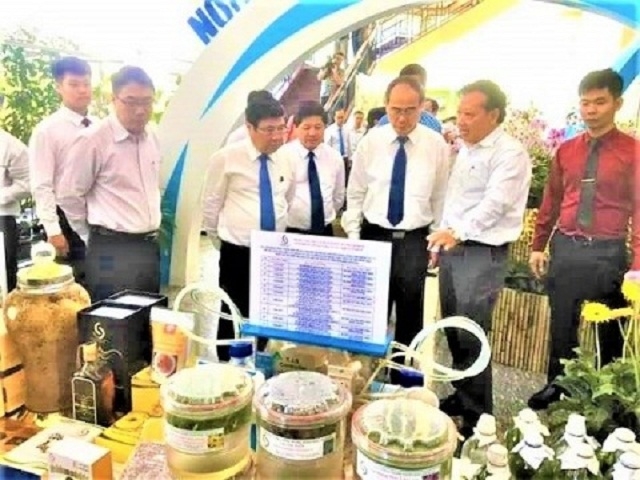 Bí thư Thành ủy TP.HCM Nguyễn Thiện Nhân và Chủ tịch UBND TP.HCM Nguyễn Thành Phong cùng các đại biểu tham quan thành tựu xây dựng NTM