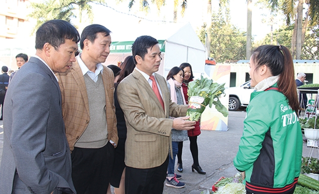 Phó Chủ tịch Nguyễn Văn Thịnh tham quan gian hàng nông sản