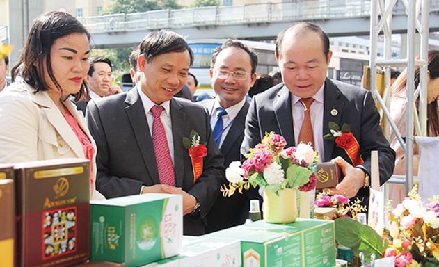 Chủ tịch Nguyễn Ngọc Bảo (bìa phải) khảo sát gian hàng tại Tuần lễ nông sản thực phẩm của Hòa Bình
