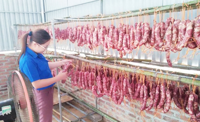 Lạp sườn đang là sản phẩm thế mạnh của HTX