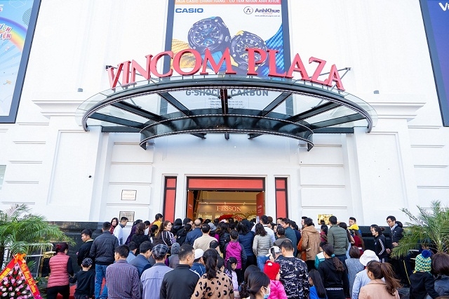 Người dân xếp hàng nô nức đợi giờ mở cửa TTTM Vincom Plaza Cẩm Phả