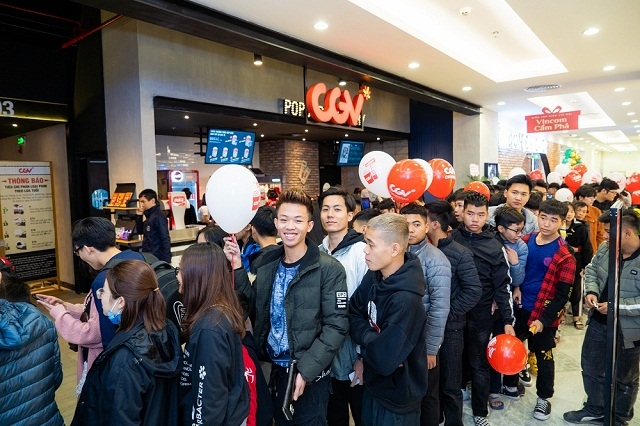 Rất đông khách hàng chờ đợi được trải nghiệm rạp chiếu phim đẳng cấp tại Vincom Plaza Cẩm Phả