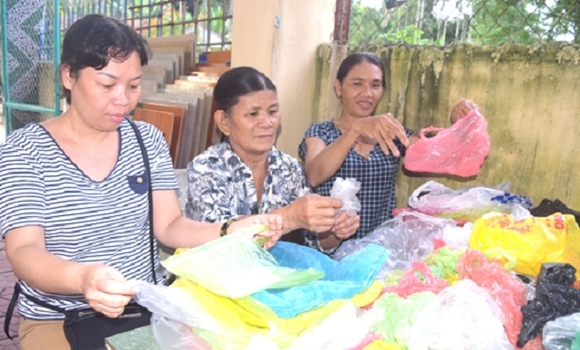 Thu gom túi ni lon giúp bảo vệ môi trường