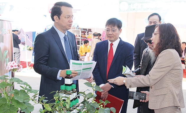 Phó Chủ tịch UBND tỉnh Thái Nguyên Dương Văn Lượng và Chủ tịch Liên minh HTX Thái Nguyên Nguyễn Văn Dũng thăm gian hàng giới thiệu về sản phẩm chè